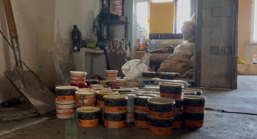 Kocaeli'deki çöp evin altından dram çıktı: 'Bir senedir dışarı çıkmıyorum'