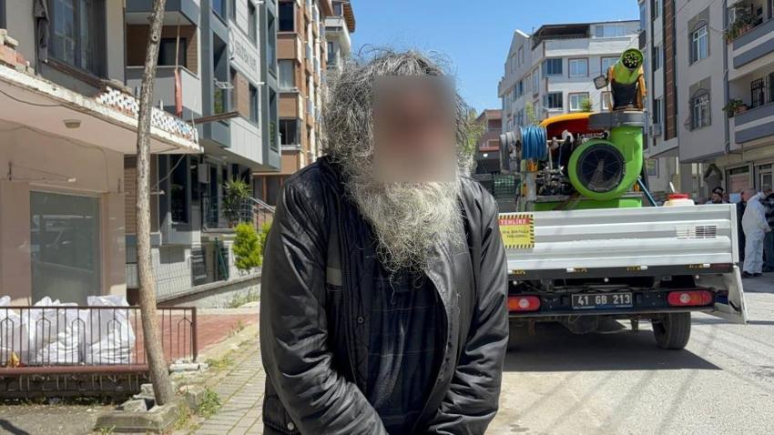 Kocaeli'deki çöp evin altından dram çıktı: 'Bir senedir dışarı çıkmıyorum'