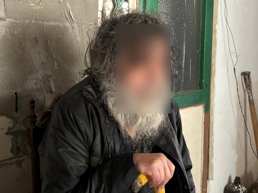 Kocaeli'deki çöp evin altından dram çıktı: 'Bir senedir dışarı çıkmıyorum'