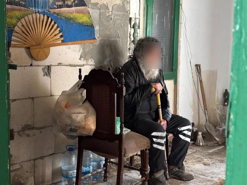 Kocaeli'deki çöp evin altından dram çıktı: 'Bir senedir dışarı çıkmıyorum'