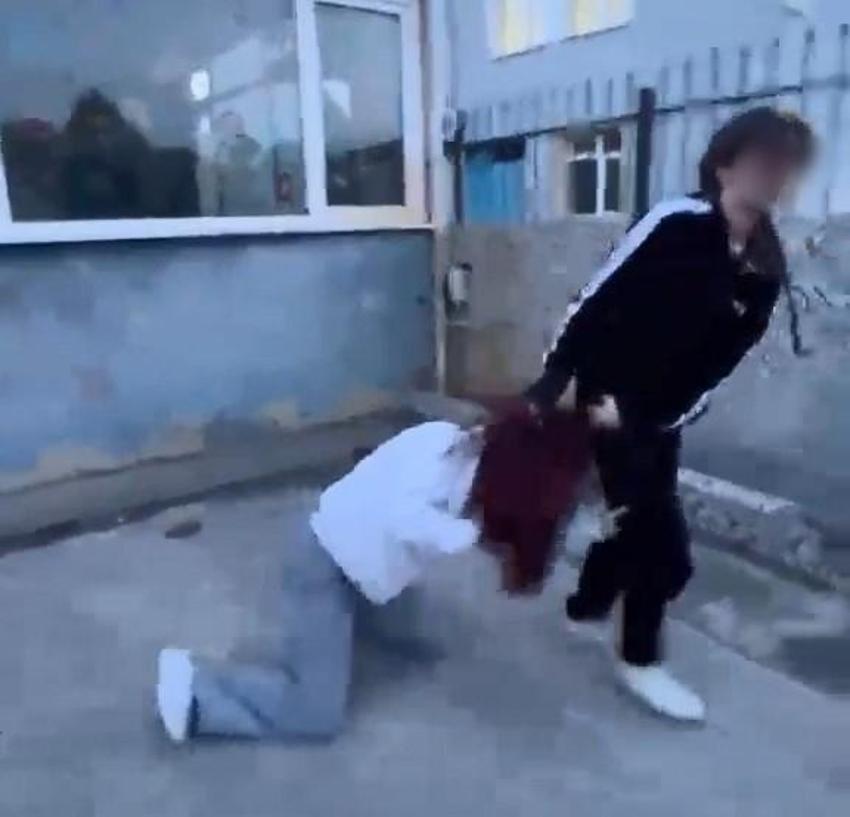 17 yaşındaki bir kız çocuğuna okul bahçesinde akran zorbalığı: Darbedip kameraya çektiler