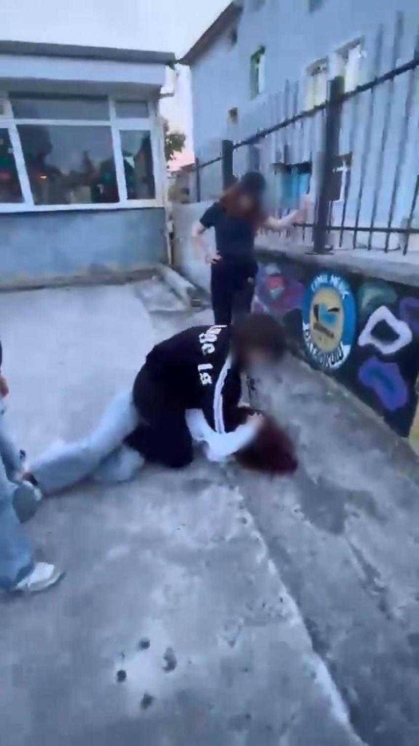 17 yaşındaki bir kız çocuğuna okul bahçesinde akran zorbalığı: Darbedip kameraya çektiler