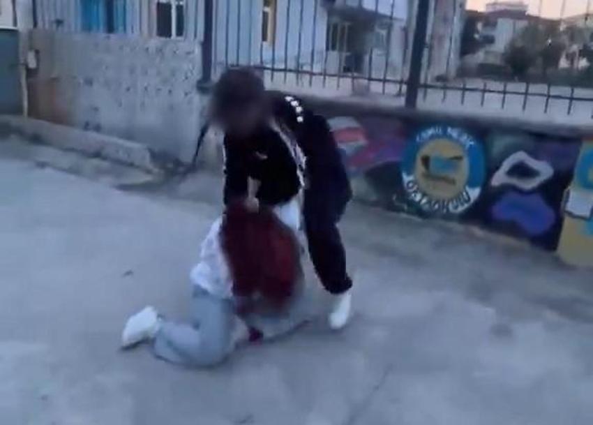 17 yaşındaki bir kız çocuğuna okul bahçesinde akran zorbalığı: Darbedip kameraya çektiler