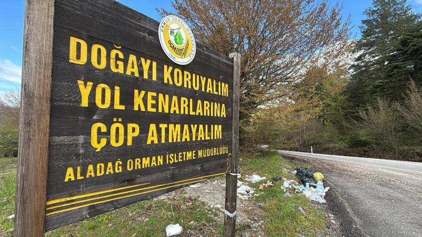 Doğa harikası Gölcük Tabiat Parkı'nda pes dedirten görüntü: ‘Çöp atmayın' tabelasının altını çöple doldurdular