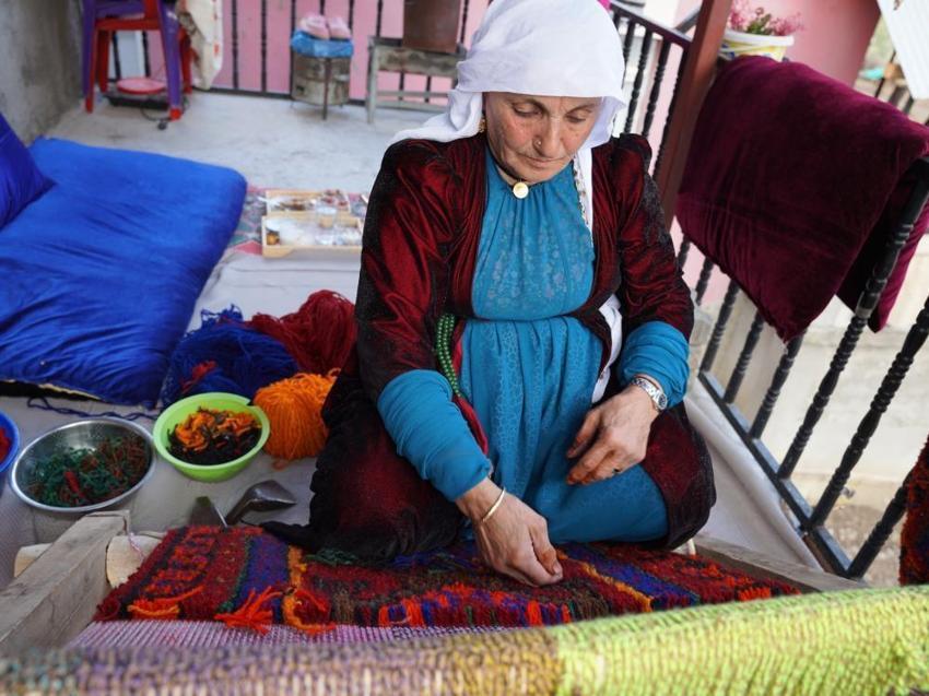 Koyun yününden yapılıyor, tanesi tam 20 bin lira! Şırnaklı kadınların el emeği geçim kapısı oldu