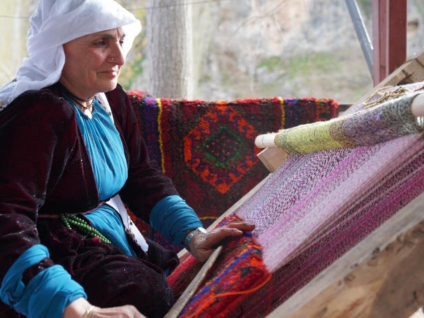 Koyun yününden yapılıyor, tanesi tam 20 bin lira! Şırnaklı kadınların el emeği geçim kapısı oldu