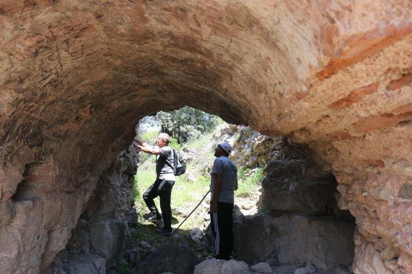 Osman Gazi'nin fethettiği kale definecilerin elinde can çekişiyor! Restore edilirse turist akınına uğrayacak!
