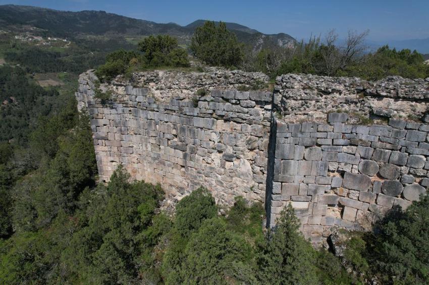 Osman Gazi'nin fethettiği kale definecilerin elinde can çekişiyor! Restore edilirse turist akınına uğrayacak!