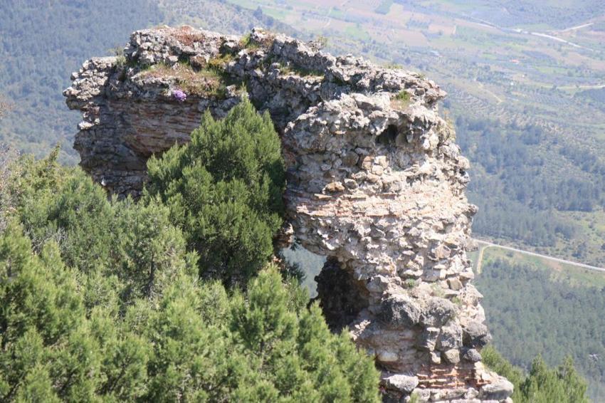 Osman Gazi'nin fethettiği kale definecilerin elinde can çekişiyor! Restore edilirse turist akınına uğrayacak!