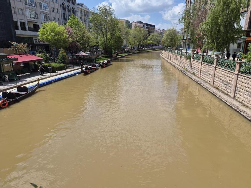 Eskişehir'de Porsuk Çayı kahverengiye döndü