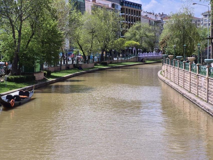 Eskişehir'de Porsuk Çayı kahverengiye döndü