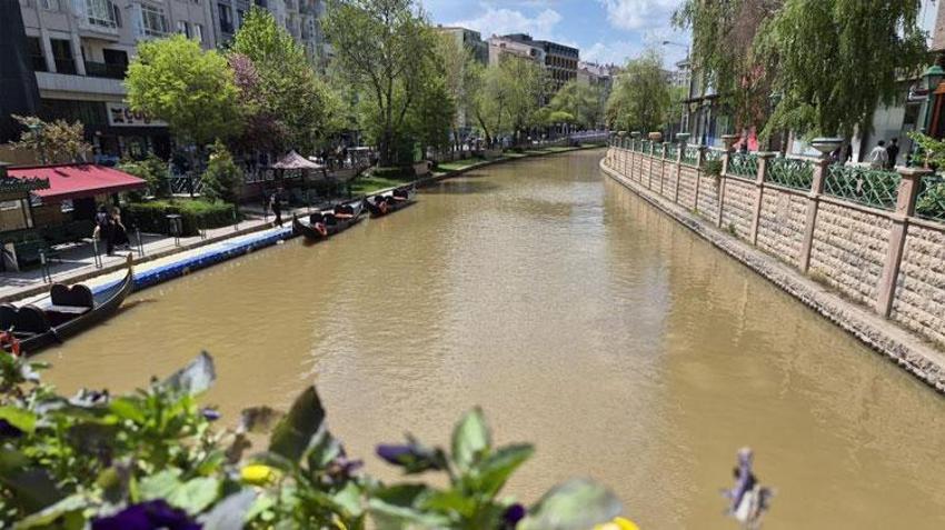 Eskişehir'de Porsuk Çayı kahverengiye döndü
