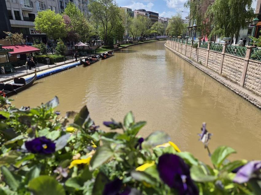 Eskişehir'de Porsuk Çayı kahverengiye döndü
