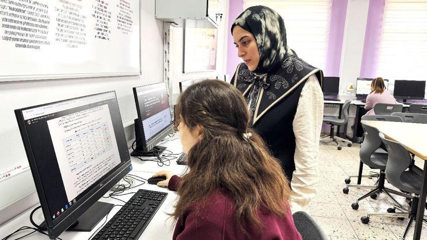 Lise öğrencileri araştırdı Türkçe pop müziğe dilbilimsel analiz geldi