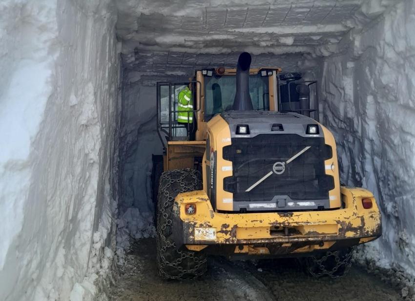 Mayıs ayında 8 metrelik kar tünellerinde iş makinesi içinde kayboldu