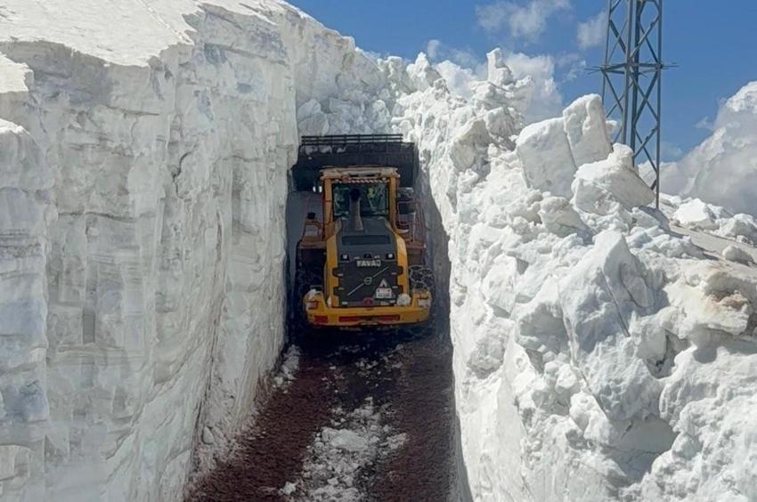Mayıs ayında 8 metrelik kar tünellerinde iş makinesi içinde kayboldu