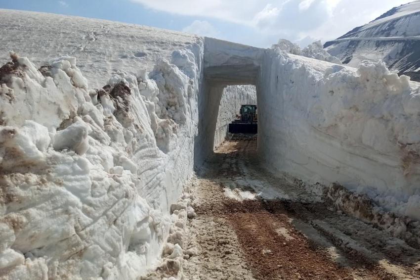 Mayıs ayında 8 metrelik kar tünellerinde iş makinesi içinde kayboldu