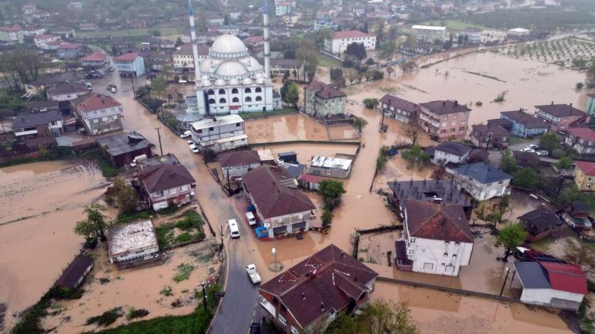 Yağışlar taşkına neden oldu Sakarya'da 'Venedik' manzarası ortaya çıktı: Evine kayıkla gitti