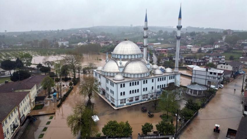 Yağışlar taşkına neden oldu Sakarya'da 'Venedik' manzarası ortaya çıktı: Evine kayıkla gitti