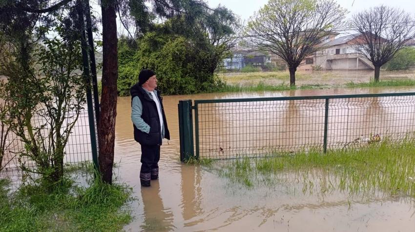 Yağışlar taşkına neden oldu Sakarya'da 'Venedik' manzarası ortaya çıktı: Evine kayıkla gitti