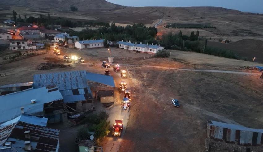 Sivas'ta yıllardır özel günlerde yapılıyor! Traktörüne atlayan konvoya katılıyor