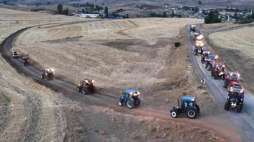 Sivas'ta yıllardır özel günlerde yapılıyor! Traktörüne atlayan konvoya katılıyor