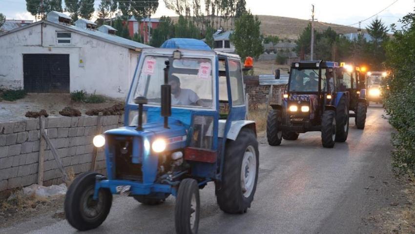 Sivas'ta yıllardır özel günlerde yapılıyor! Traktörüne atlayan konvoya katılıyor