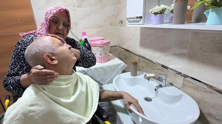 Erzurum'un vefalı annesi Anneler Günü hediyesini hayırseverden aldı: 'Çok şükür yıllar sonra güneşe kavuştuk'