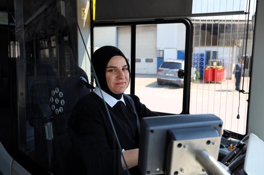 Görenler bir daha bakıyor! Kocaeli'nin kadın şoförleri şehir ulaşımında fark yaratıyor