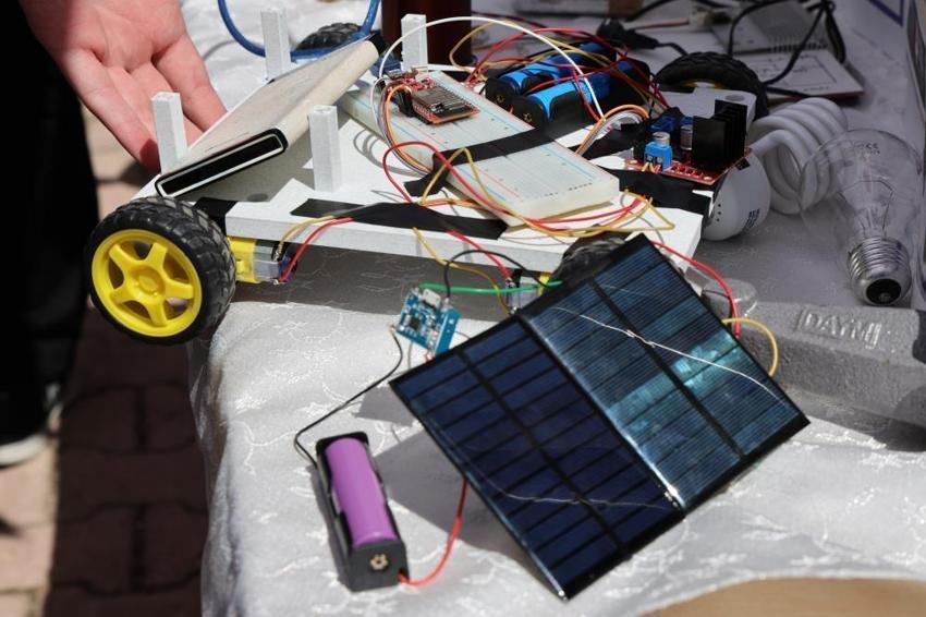 Elazığlı liseli genç elektrikli araçların menzil sorununa çözüm buldu! Deneyap'ta öğrendi, güneşle çalışıyor, hareket ederken şarj oluyor