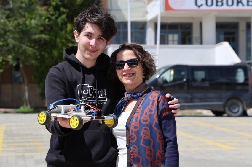 Elazığlı liseli genç elektrikli araçların menzil sorununa çözüm buldu! Deneyap'ta öğrendi, güneşle çalışıyor, hareket ederken şarj oluyor