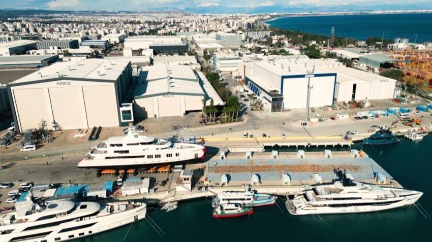 Dünyaca ünlü milyarderlerin yüzen sarayları Antalya'da inşa ediliyor! Çapa atmadan sabit duruyor: Haziran'da teslim edilecek