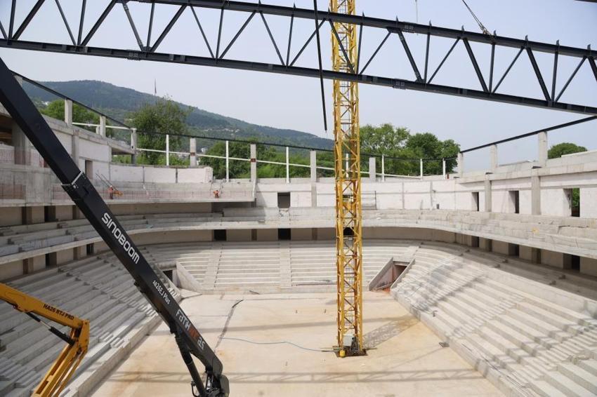 Burs'da tekrar ayağa kaldırılan Atatürk Spor Salonu’nda inşaat tüm hızıyla devam ediyor
