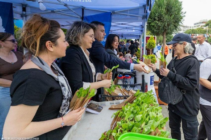 İzmir Balkon-Bahçe Bitkileri Festivali başladı! Şehirde çiçek açtı, her yer rengarenk oldu