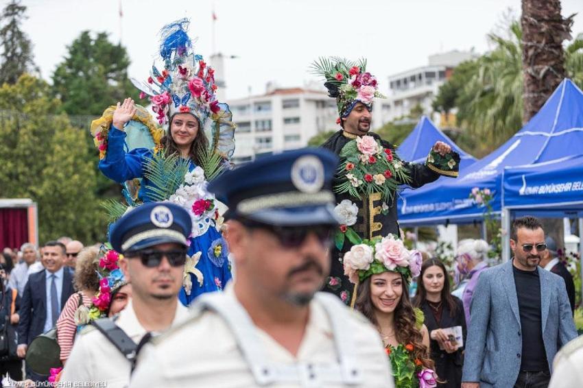 İzmir Balkon-Bahçe Bitkileri Festivali başladı! Şehirde çiçek açtı, her yer rengarenk oldu
