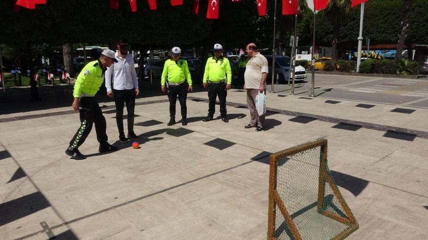 Adana’da yüksek promil gözlüğünü takan vatandaşlar topa vuramadı, ortaya komik görüntüler çıktı