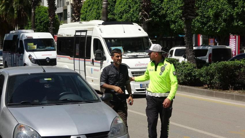 Adana’da yüksek promil gözlüğünü takan vatandaşlar topa vuramadı, ortaya komik görüntüler çıktı