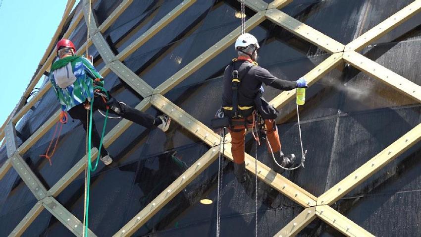 Rize'de 30 metrelik dev çay bardağını endüstriyel dağcılar temizledi