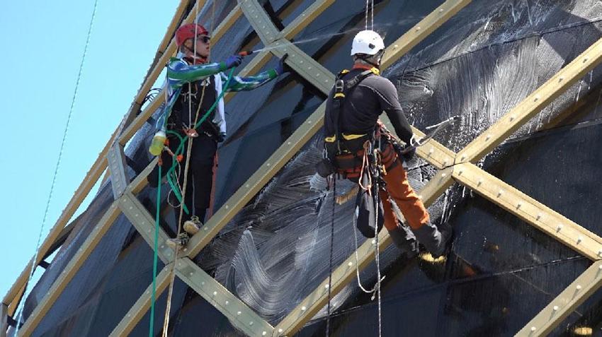 Rize'de 30 metrelik dev çay bardağını endüstriyel dağcılar temizledi
