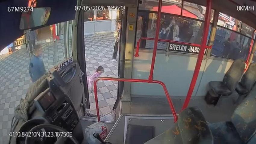 Zonguldak'ta emekleyerek otobüse binen 2 yaşındaki çocuk otobüste bulundu! Ağlama sesi facianın önüne geçti