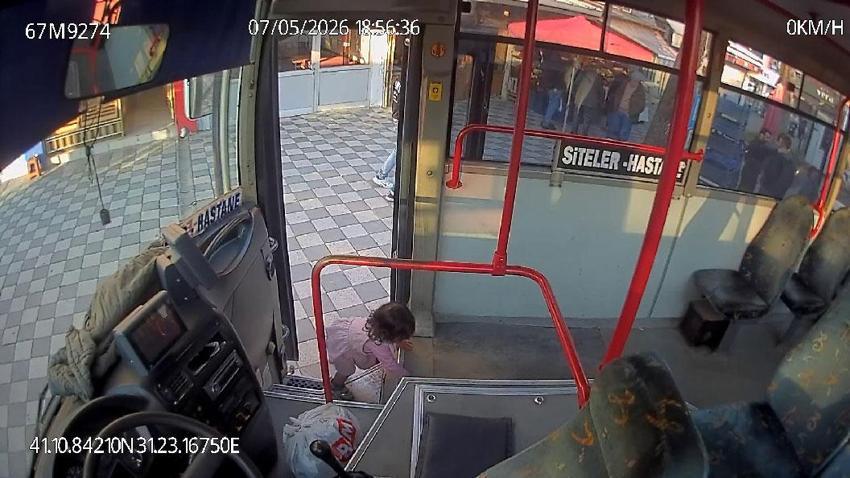 Zonguldak'ta emekleyerek otobüse binen 2 yaşındaki çocuk otobüste bulundu! Ağlama sesi facianın önüne geçti