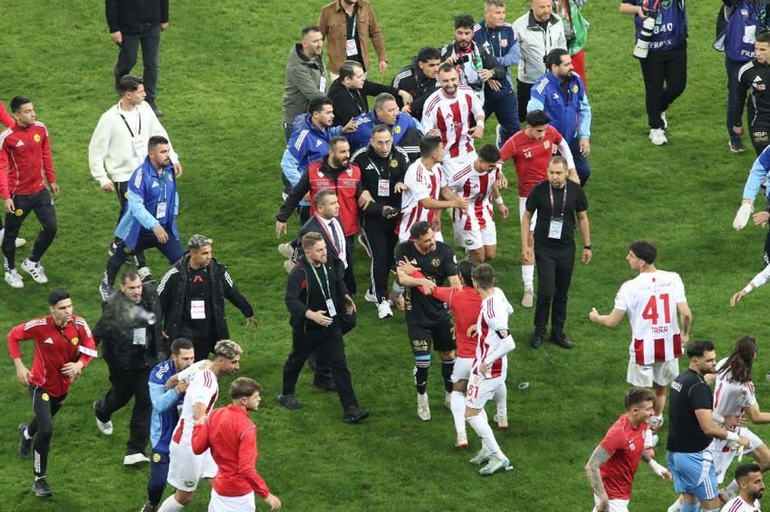 Eskişehir'de play-off mücadelesi olaylı bitti! Konuk ekip sahayı polis eşliğinde terk etti