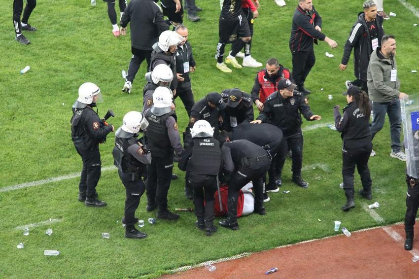 Eskişehir'de play-off mücadelesi olaylı bitti! Konuk ekip sahayı polis eşliğinde terk etti