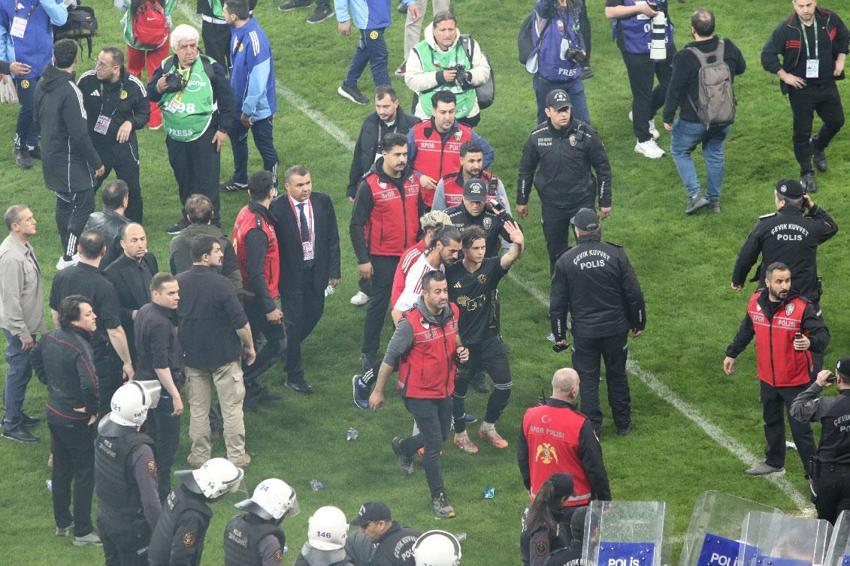 Eskişehir'de play-off mücadelesi olaylı bitti! Konuk ekip sahayı polis eşliğinde terk etti