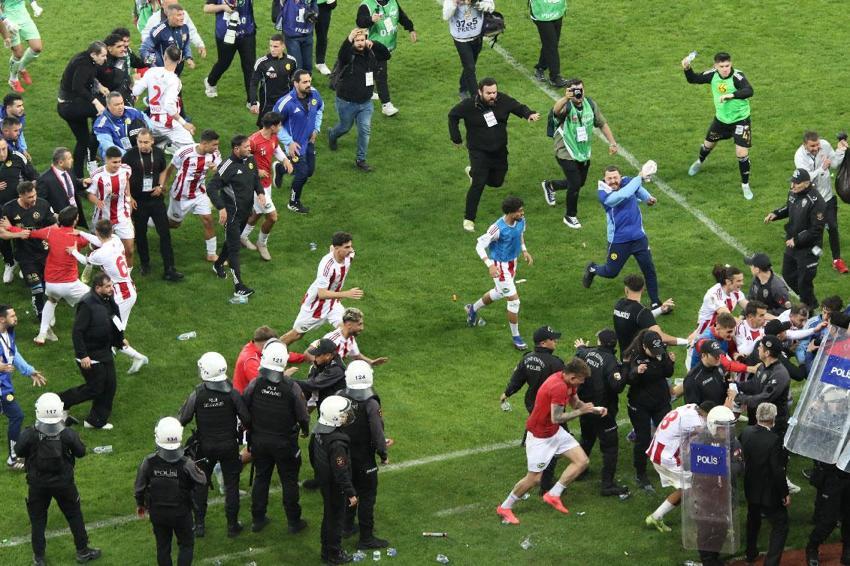 Eskişehir'de play-off mücadelesi olaylı bitti! Konuk ekip sahayı polis eşliğinde terk etti