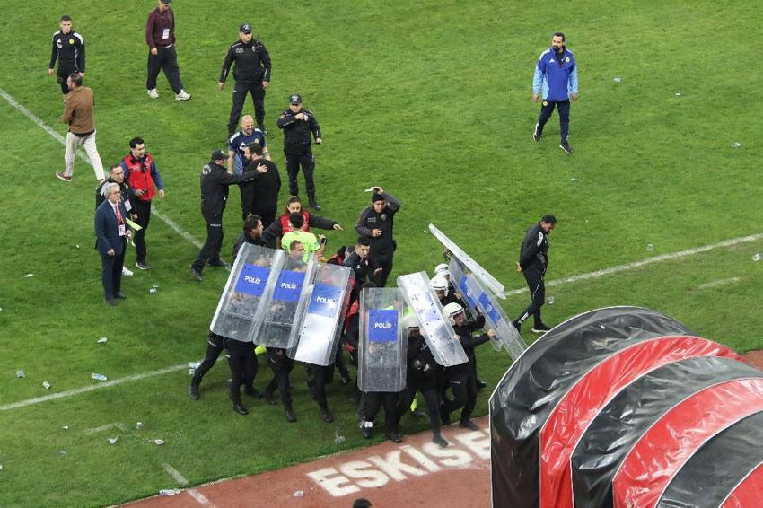 Eskişehir'de play-off mücadelesi olaylı bitti! Konuk ekip sahayı polis eşliğinde terk etti