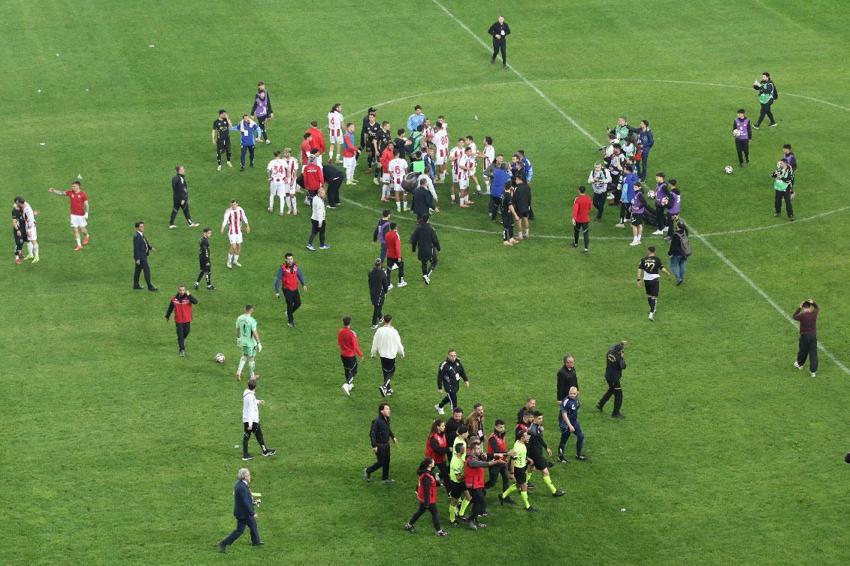 Eskişehir'de play-off mücadelesi olaylı bitti! Konuk ekip sahayı polis eşliğinde terk etti