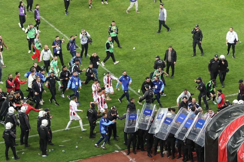 Eskişehir'de play-off mücadelesi olaylı bitti! Konuk ekip sahayı polis eşliğinde terk etti