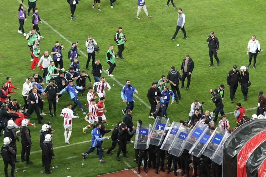 Eskişehir'de play-off mücadelesi olaylı bitti! Konuk ekip sahayı polis eşliğinde terk etti