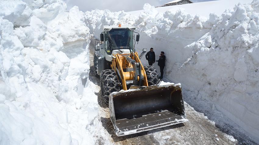 Yaz gelecek derken kar 5 metreyi aştı! Yollar ulaşıma kapandı